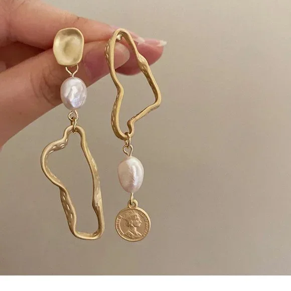 High Baroque Vintage Asymmetrical Matte Pearl Earrings - Picture 2 of 5